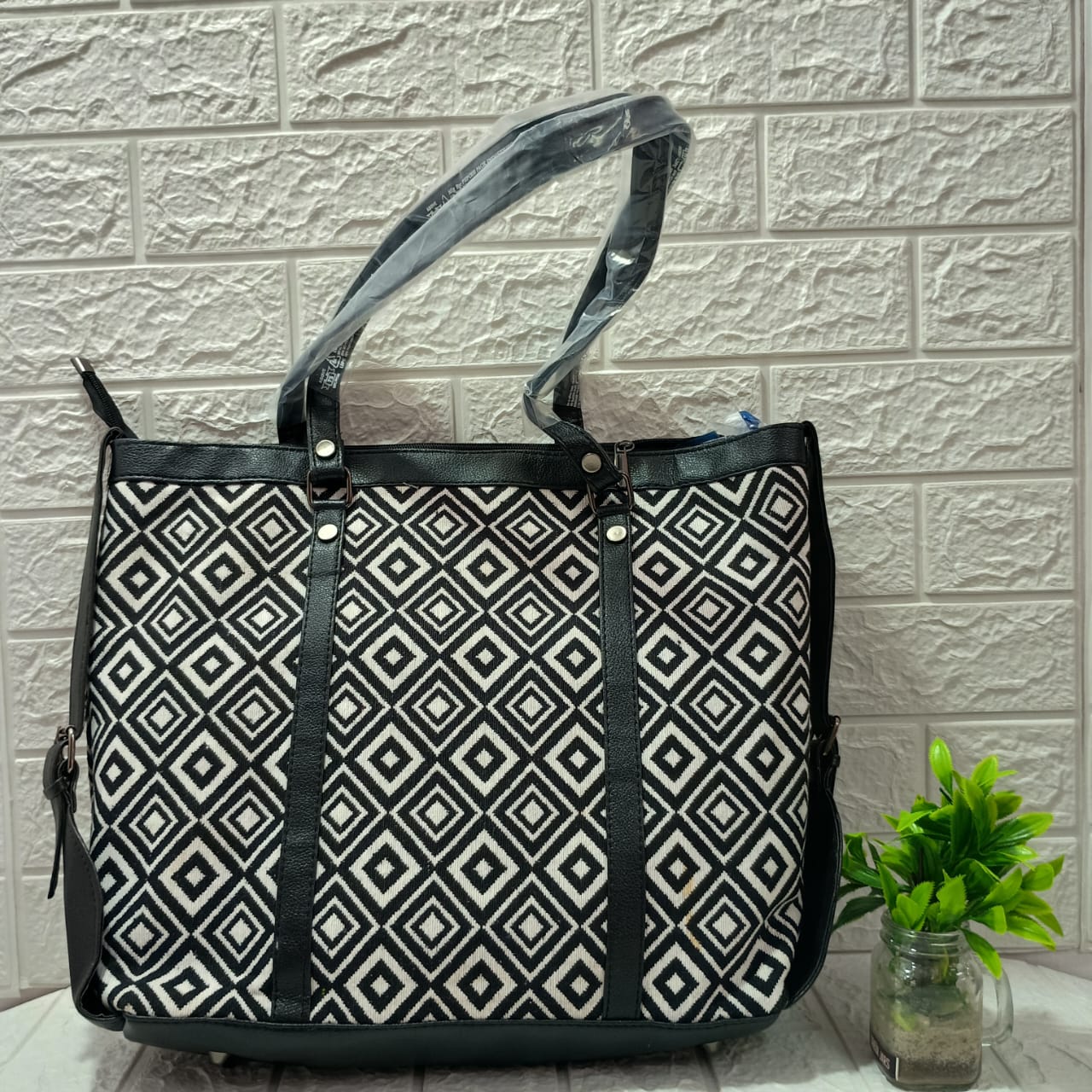 Gozya Handcraft tote bag with black and white combination